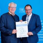 Für Burghausen nahm Zweiter Bürgermeister Norbert Stranzinger (l ) die Urkunde von Finanz  und Heimatstaatssekretär Martin Schöffel entgegen  Fotocredit: Florian Graser StMFH