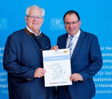 Für Burghausen nahm Zweiter Bürgermeister Norbert Stranzinger (l ) die Urkunde von Finanz  und Heimatstaatssekretär Martin Schöffel entgegen  Fotocredit: Florian Graser StMFH