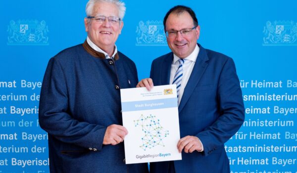 Für Burghausen nahm Zweiter Bürgermeister Norbert Stranzinger (l.) die Urkunde von Finanz- und Heimatstaatssekretär Martin Schöffel entgegen. Fotocredit: Florian Graser StMFH