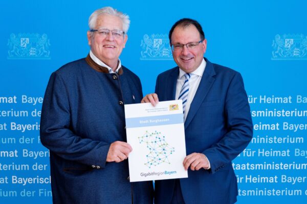 Für Burghausen nahm Zweiter Bürgermeister Norbert Stranzinger (l.) die Urkunde von Finanz- und Heimatstaatssekretär Martin Schöffel entgegen. Fotocredit: Florian Graser StMFH