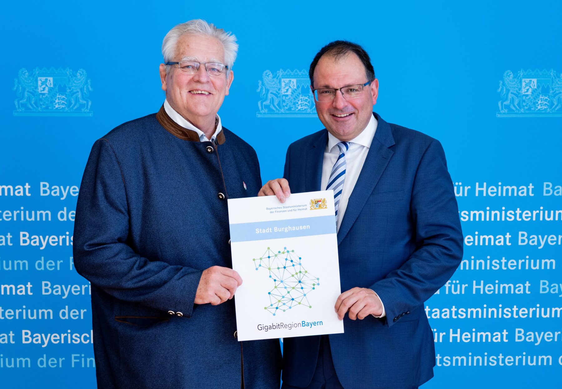 Für Burghausen nahm Zweiter Bürgermeister Norbert Stranzinger (l ) die Urkunde von Finanz und Heimatstaatssekretär Martin Schöffel entgegen Fotocredit: Florian Graser StMFH