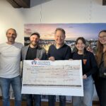 13 500 Euro – diese stattliche Summe kam beim diesjährigen Benefiz Straßenmusikfestival „Music for Peace“ zustande  Darüber freuten sich (v l ) Die Initiatoren Erik Bönisch und Max Roxton, Erster Bürgermeister Florian Schneider, Susanne Kramlinger und Lizzy Schmittlein  Fotocredit: Burghauser Touristik/Stadt Burghausen