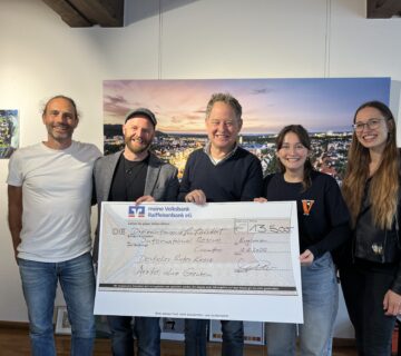 13 500 Euro – diese stattliche Summe kam beim diesjährigen Benefiz Straßenmusikfestival „Music for Peace“ zustande  Darüber freuten sich (v l ) Die Initiatoren Erik Bönisch und Max Roxton, Erster Bürgermeister Florian Schneider, Susanne Kramlinger und Lizzy Schmittlein  Fotocredit: Burghauser Touristik/Stadt Burghausen
