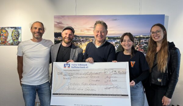 2026_06_12_Music_for_Peace_Spendenübergabe 13.500 Euro – diese stattliche Summe kam beim diesjährigen Benefiz-Straßenmusikfestival „Music for Peace“ zustande. Darüber freuten sich (v.l.) Die Initiatoren Erik Bönisch und Max Roxton, Erster Bürgermeister Florian Schneider, Susanne Kramlinger und Lizzy Schmittlein. Fotocredit: Burghauser Touristik/Stadt Burghausen