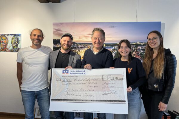 2026_06_12_Music_for_Peace_Spendenübergabe 13.500 Euro – diese stattliche Summe kam beim diesjährigen Benefiz-Straßenmusikfestival „Music for Peace“ zustande. Darüber freuten sich (v.l.) Die Initiatoren Erik Bönisch und Max Roxton, Erster Bürgermeister Florian Schneider, Susanne Kramlinger und Lizzy Schmittlein. Fotocredit: Burghauser Touristik/Stadt Burghausen