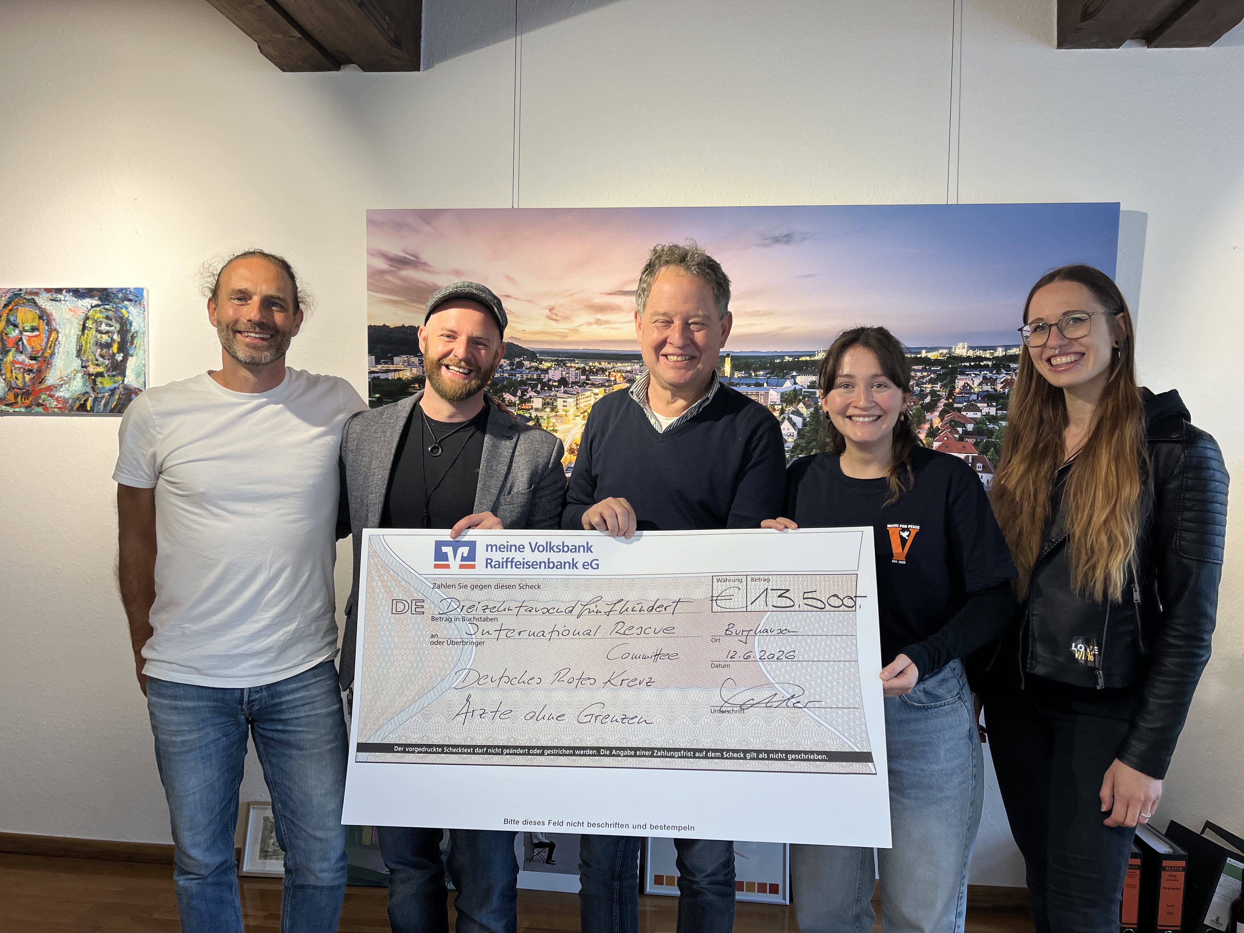 13 500 Euro – diese stattliche Summe kam beim diesjährigen Benefiz Straßenmusikfestival „Music for Peace“ zustande Darüber freuten sich (v l ) Die Initiatoren Erik Bönisch und Max Roxton, Erster Bürgermeister Florian Schneider, Susanne Kramlinger und Lizzy Schmittlein Fotocredit: Burghauser Touristik/Stadt Burghausen