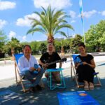 (V l ) Erster Bürgermeister Florian Schneider freut sich zusammen mit Christian Eppelsheim von der Band „The Chalk“ sowie Bürgerhausleiterin Magdalena Weber über entspannte Konzertabende  Fotocredit: Stadt Burghausen/tg
