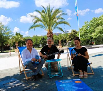 (V l ) Erster Bürgermeister Florian Schneider freut sich zusammen mit Christian Eppelsheim von der Band „The Chalk“ sowie Bürgerhausleiterin Magdalena Weber über entspannte Konzertabende  Fotocredit: Stadt Burghausen/tg