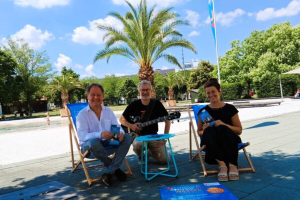 (V.l.) Erster Bürgermeister Florian Schneider freut sich zusammen mit Christian Eppelsheim von der Band „The Chalk“ sowie Bürgerhausleiterin Magdalena Weber über entspannte Konzertabende. Fotocredit: Stadt Burghausen/tg