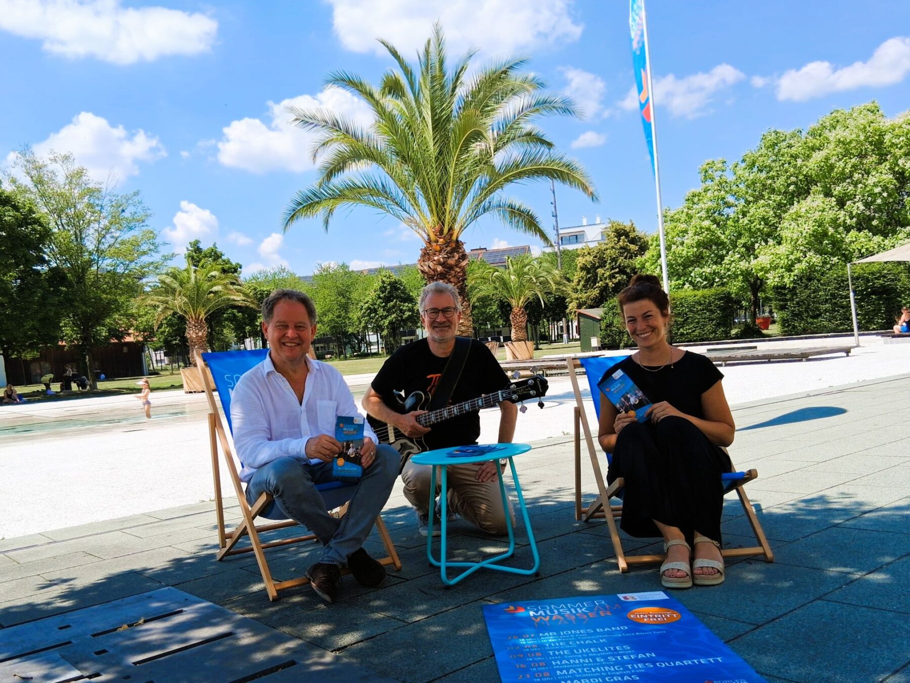 (V l ) Erster Bürgermeister Florian Schneider freut sich zusammen mit Christian Eppelsheim von der Band „The Chalk“ sowie Bürgerhausleiterin Magdalena Weber über entspannte Konzertabende Fotocredit: Stadt Burghausen/tg