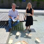 Schwimmprobe bestanden: Erster Bürgermeister Florian Schneider und Projektleiterin Annette Hopf vom Rotary Club ließen die Schifferl schon mal im Wasserbecken hinterm Bürgerhaus zu Wasser  Beim Brückenfest am 1  August werden sie zum Rennen auf der Salzach starten  Fotocredit: Stadt Burghausen/tg