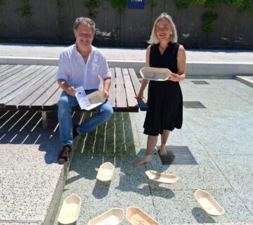Schwimmprobe bestanden: Erster Bürgermeister Florian Schneider und Projektleiterin Annette Hopf vom Rotary Club ließen die Schifferl schon mal im Wasserbecken hinterm Bürgerhaus zu Wasser  Beim Brückenfest am 1  August werden sie zum Rennen auf der Salzach starten  Fotocredit: Stadt Burghausen/tg