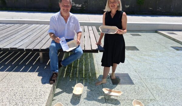 Schwimmprobe bestanden: Erster Bürgermeister Florian Schneider und Projektleiterin Annette Hopf vom Rotary Club ließen die Schifferl schon mal im Wasserbecken hinterm Bürgerhaus zu Wasser. Beim Brückenfest am 1. August werden sie zum Rennen auf der Salzach starten. Fotocredit: Stadt Burghausen/tg