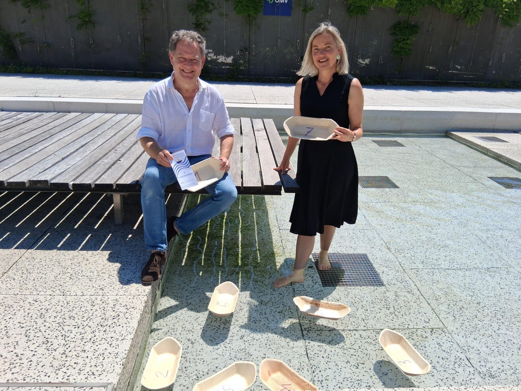 Schwimmprobe bestanden: Erster Bürgermeister Florian Schneider und Projektleiterin Annette Hopf vom Rotary Club ließen die Schifferl schon mal im Wasserbecken hinterm Bürgerhaus zu Wasser  Beim Brückenfest am 1  August werden sie zum Rennen auf der Salzach starten  Fotocredit: Stadt Burghausen/tg