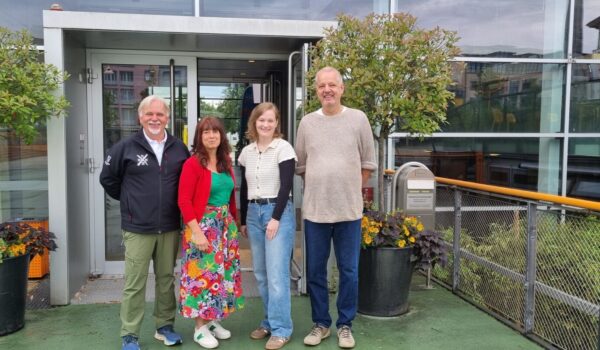 2026_07_10_Stadt_Burghausen_Ideenwerkstatt_Seniorenbüro_LRA Sie sind gespannt auf viele Ideen: (v.l.) Seniorenreferent Heinz Donner, Katrin Krumbachner, Sachgebiet Senioren und Pflege am Landratsamt und Moderatorin des Ideenworkshops, Veronika Alfranseder, Leiterin des Seniorenbüros der Stadt Burghausen sowie Alfred Danninger von der Bürgerinsel. Fotocredit: Stadt Burghausen/va