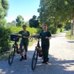 Lena Tettenborn und Lena Reinheckel, die aktuell ihr Freiwilliges Ökologisches Jahr (FÖJ) bei der Stadt machen, haben die diesjährige Radl Rallye organisiert  Der Wöhrsee ist eine der Stationen  Fotocredit: Stadt Burghausen/tg
