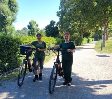 Lena Tettenborn und Lena Reinheckel, die aktuell ihr Freiwilliges Ökologisches Jahr (FÖJ) bei der Stadt machen, haben die diesjährige Radl Rallye organisiert  Der Wöhrsee ist eine der Stationen  Fotocredit: Stadt Burghausen/tg