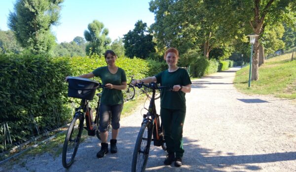 2026_07_14_FÖJ_Radlrallye_Klima_1 Lena Tettenborn und Lena Reinheckel, die aktuell ihr Freiwilliges Ökologisches Jahr (FÖJ) bei der Stadt machen, haben die diesjährige Radl-Rallye organisiert. Der Wöhrsee ist eine der Stationen. Fotocredit: Stadt Burghausen/tg