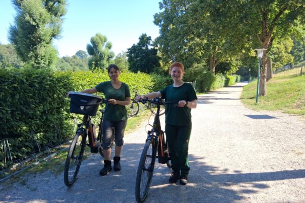 Lena Tettenborn und Lena Reinheckel, die aktuell ihr Freiwilliges Ökologisches Jahr (FÖJ) bei der Stadt machen, haben die diesjährige Radl-Rallye organisiert. Der Wöhrsee ist eine der Stationen. Fotocredit: Stadt Burghausen/tg