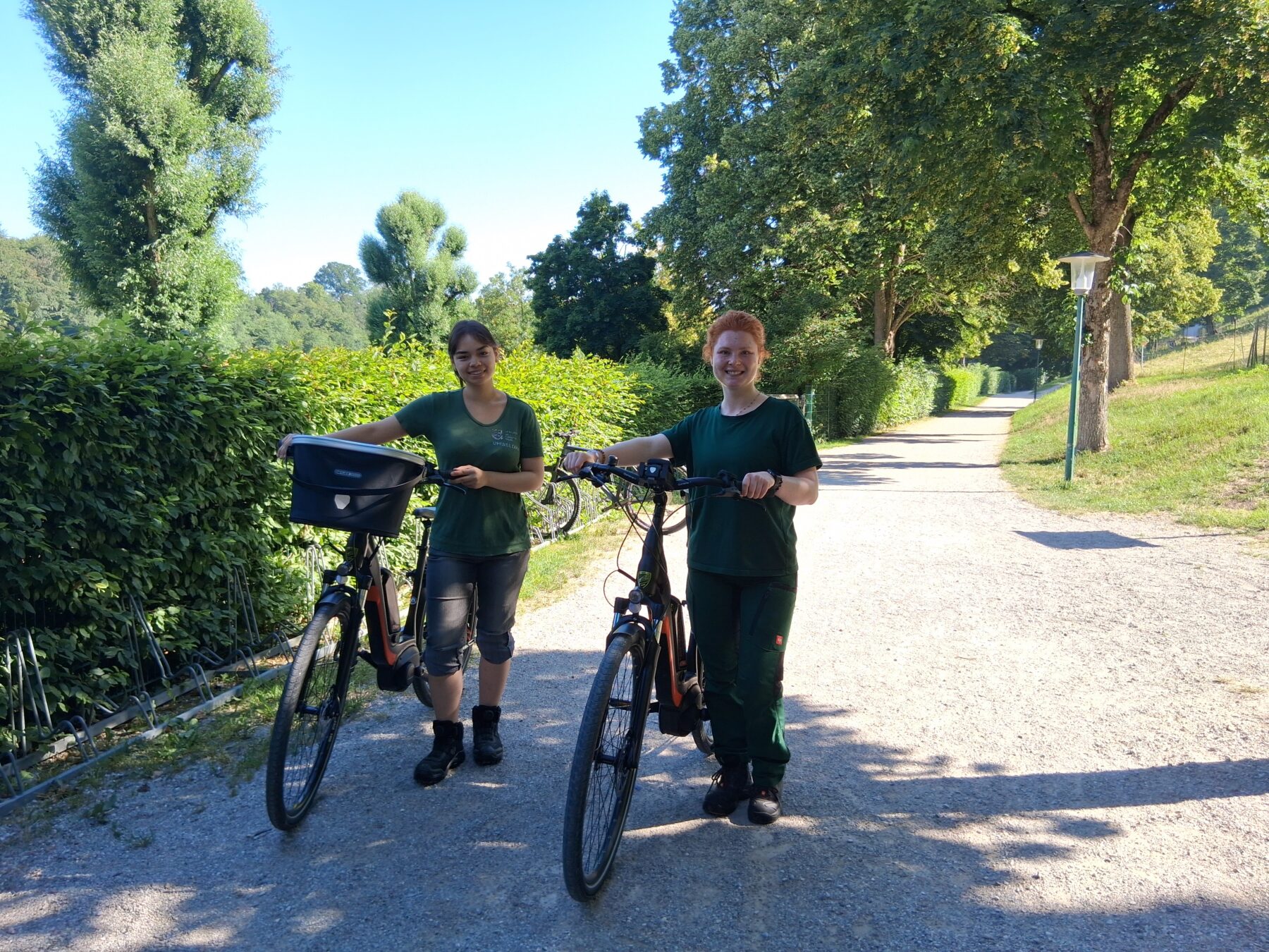 Lena Tettenborn und Lena Reinheckel, die aktuell ihr Freiwilliges Ökologisches Jahr (FÖJ) bei der Stadt machen, haben die diesjährige Radl Rallye organisiert Der Wöhrsee ist eine der Stationen Fotocredit: Stadt Burghausen/tg