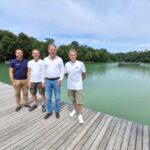 Sie rechnen mit besten Wettkampfbedingungen am kommenden Samstag am Wöhrsee: (v l ): Stefan Sajdak, Burghauser Bäderleiter, Volker Mucks, Abteilungsleiter Schwimmen beim SV Wacker Burghausen, Erster Bürgermeister Florian Schneider sowie Stefan Hetzer, Sportlicher Leiter SVW Schwimmen  Fotocredit: Stadt Burghausen/tg