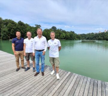 Sie rechnen mit besten Wettkampfbedingungen am kommenden Samstag am Wöhrsee: (v l ): Stefan Sajdak, Burghauser Bäderleiter, Volker Mucks, Abteilungsleiter Schwimmen beim SV Wacker Burghausen, Erster Bürgermeister Florian Schneider sowie Stefan Hetzer, Sportlicher Leiter SVW Schwimmen  Fotocredit: Stadt Burghausen/tg