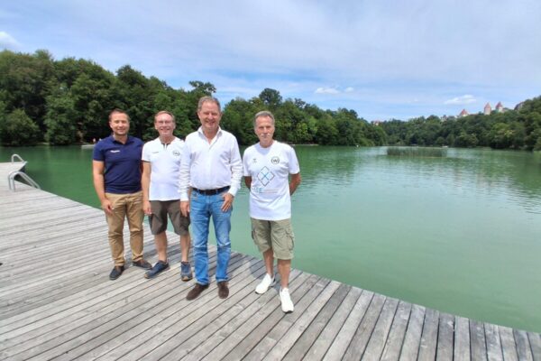 Sie rechnen mit besten Wettkampfbedingungen am kommenden Samstag am Wöhrsee: (v.l.): Stefan Sajdak, Burghauser Bäderleiter, Volker Mucks, Abteilungsleiter Schwimmen beim SV Wacker Burghausen, Erster Bürgermeister Florian Schneider sowie Stefan Hetzer, Sportlicher Leiter SVW Schwimmen. Fotocredit: Stadt Burghausen/tg