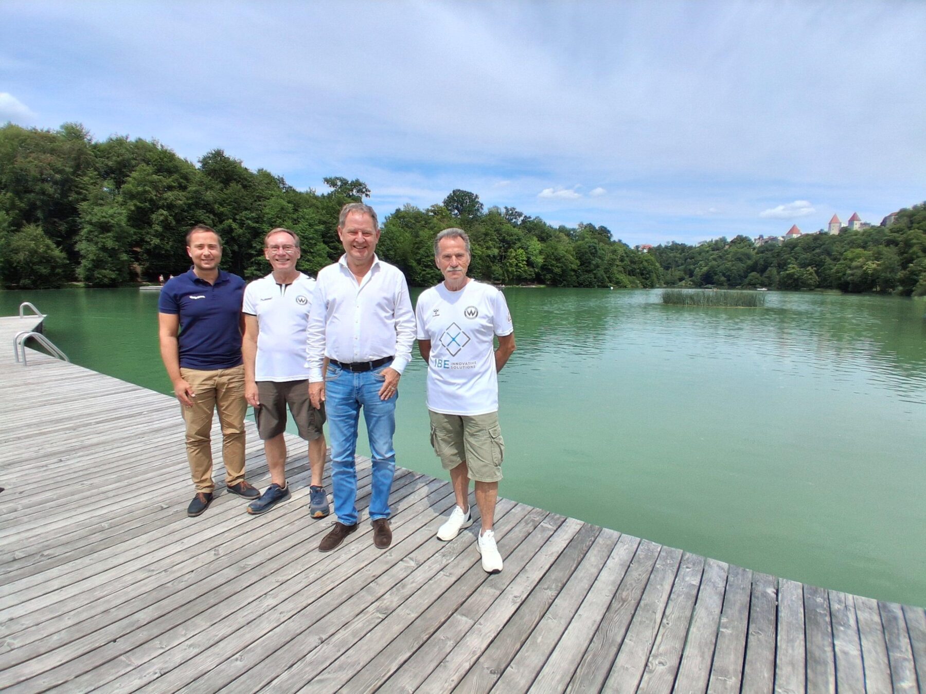 Sie rechnen mit besten Wettkampfbedingungen am kommenden Samstag am Wöhrsee: (v l ): Stefan Sajdak, Burghauser Bäderleiter, Volker Mucks, Abteilungsleiter Schwimmen beim SV Wacker Burghausen, Erster Bürgermeister Florian Schneider sowie Stefan Hetzer, Sportlicher Leiter SVW Schwimmen Fotocredit: Stadt Burghausen/tg