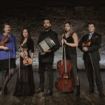 Der argentinische Musiker und Komponist Facundo Barreyra, Bandoneon und Bombo legüero, und das Münchner Streichquartett bringen argentinische Musik und europäisches Streichquartett zusammen 