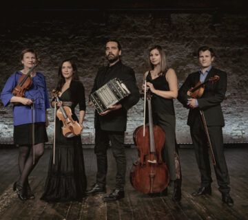 Der argentinische Musiker und Komponist Facundo Barreyra, Bandoneon und Bombo legüero, und das Münchner Streichquartett bringen argentinische Musik und europäisches Streichquartett zusammen 