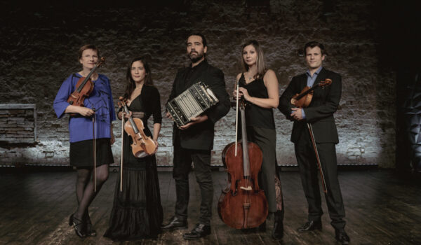 Der argentinische Musiker und Komponist Facundo Barreyra, Bandoneon und Bombo legüero, und das Münchner Streichquartett bringen argentinische Musik und europäisches Streichquartett zusammen.