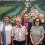 Seltenes Jubiläum: Zweiter Bürgermeister Norbert Stranzinger, Vorstandsvorsitzender des Heimatvereins Dr  Ulrich Kanz, und stellvertretender Landrat Franz Kammhuber zeichnen Heinrich Erber für 50 Jahre engagierte Arbeit als Kassier des Heimatvereins Burghausen aus 