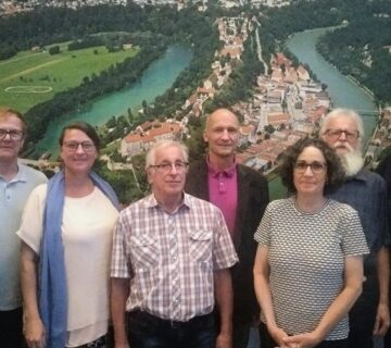 Seltenes Jubiläum: Zweiter Bürgermeister Norbert Stranzinger, Vorstandsvorsitzender des Heimatvereins Dr  Ulrich Kanz, und stellvertretender Landrat Franz Kammhuber zeichnen Heinrich Erber für 50 Jahre engagierte Arbeit als Kassier des Heimatvereins Burghausen aus 