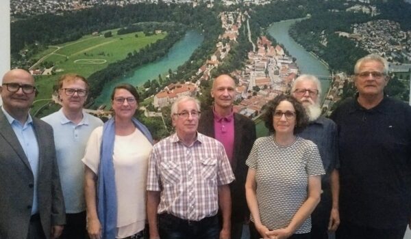 Heimatverein_Topothek Seltenes Jubiläum: Zweiter Bürgermeister Norbert Stranzinger, Vorstandsvorsitzender des Heimatvereins Dr. Ulrich Kanz, und stellvertretender Landrat Franz Kammhuber zeichnen Heinrich Erber für 50 Jahre engagierte Arbeit als Kassier des Heimatvereins Burghausen aus.