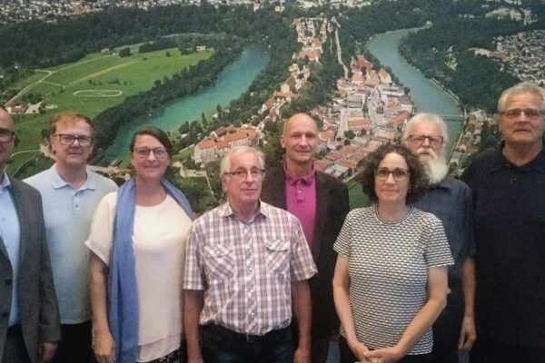 Seltenes Jubiläum: Zweiter Bürgermeister Norbert Stranzinger, Vorstandsvorsitzender des Heimatvereins Dr. Ulrich Kanz, und stellvertretender Landrat Franz Kammhuber zeichnen Heinrich Erber für 50 Jahre engagierte Arbeit als Kassier des Heimatvereins Burghausen aus.