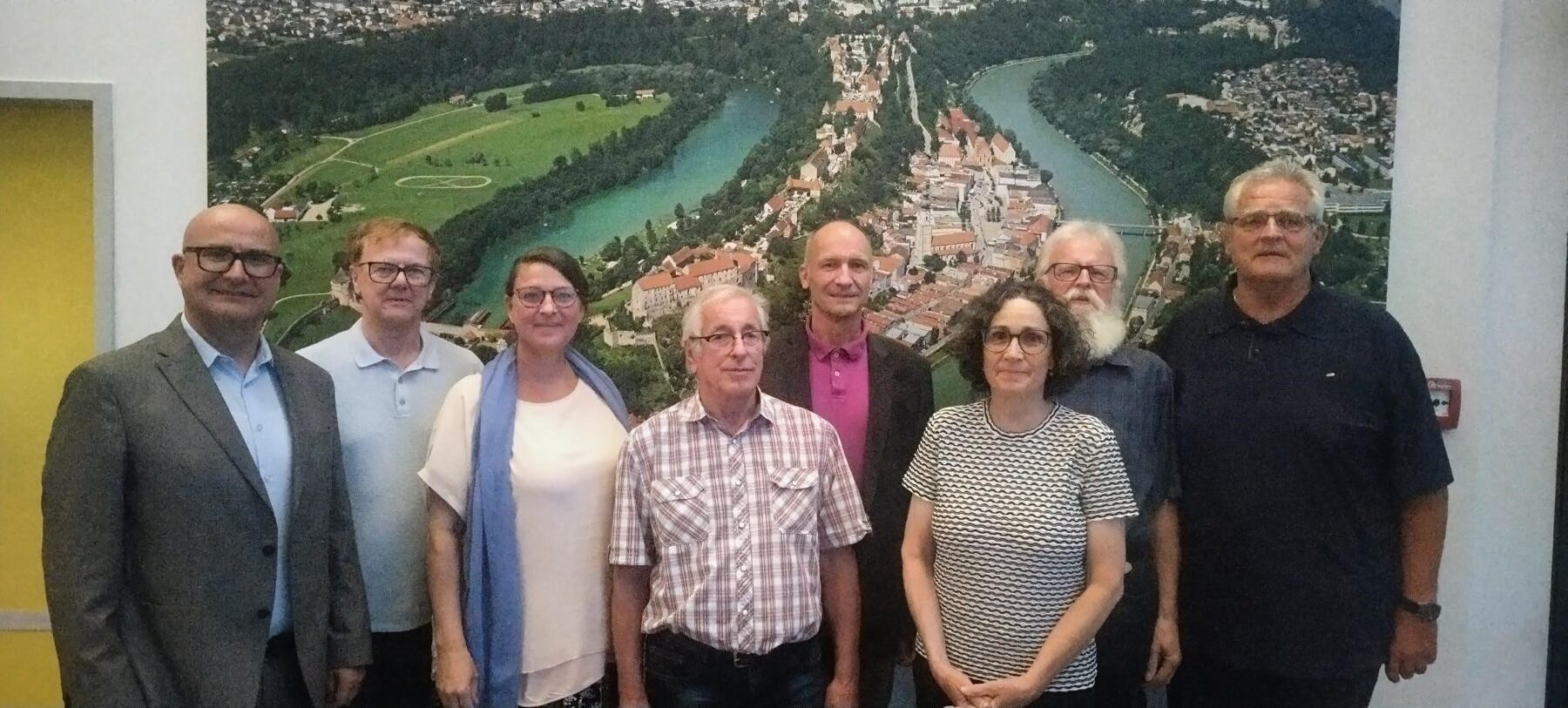 Seltenes Jubiläum: Zweiter Bürgermeister Norbert Stranzinger, Vorstandsvorsitzender des Heimatvereins Dr Ulrich Kanz, und stellvertretender Landrat Franz Kammhuber zeichnen Heinrich Erber für 50 Jahre engagierte Arbeit als Kassier des Heimatvereins Burghausen aus