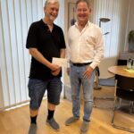Nach 40 Jahren engagierter Tätigkeit an der Städtischen Musikschule Burghausen wurde Gitarrenlehrer Peter Berthold von Erstem Bürgermeister Florian Schneider verabschiedet 
