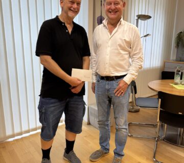 Nach 40 Jahren engagierter Tätigkeit an der Städtischen Musikschule Burghausen wurde Gitarrenlehrer Peter Berthold von Erstem Bürgermeister Florian Schneider verabschiedet 