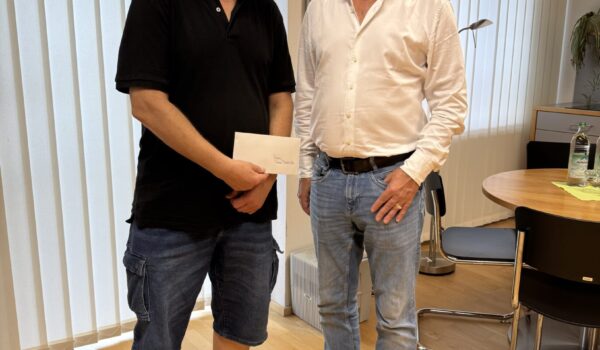 Nach 40 Jahren engagierter Tätigkeit an der Städtischen Musikschule Burghausen wurde Gitarrenlehrer Peter Berthold von Erstem Bürgermeister Florian Schneider verabschiedet.