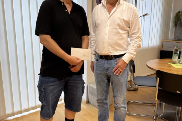 Nach 40 Jahren engagierter Tätigkeit an der Städtischen Musikschule Burghausen wurde Gitarrenlehrer Peter Berthold von Erstem Bürgermeister Florian Schneider verabschiedet. Nach 40 Jahren engagierter Tätigkeit an der Städtischen Musikschule Burghausen wurde Gitarrenlehrer Peter Berthold von Erstem Bürgermeister Florian Schneider verabschiedet.
