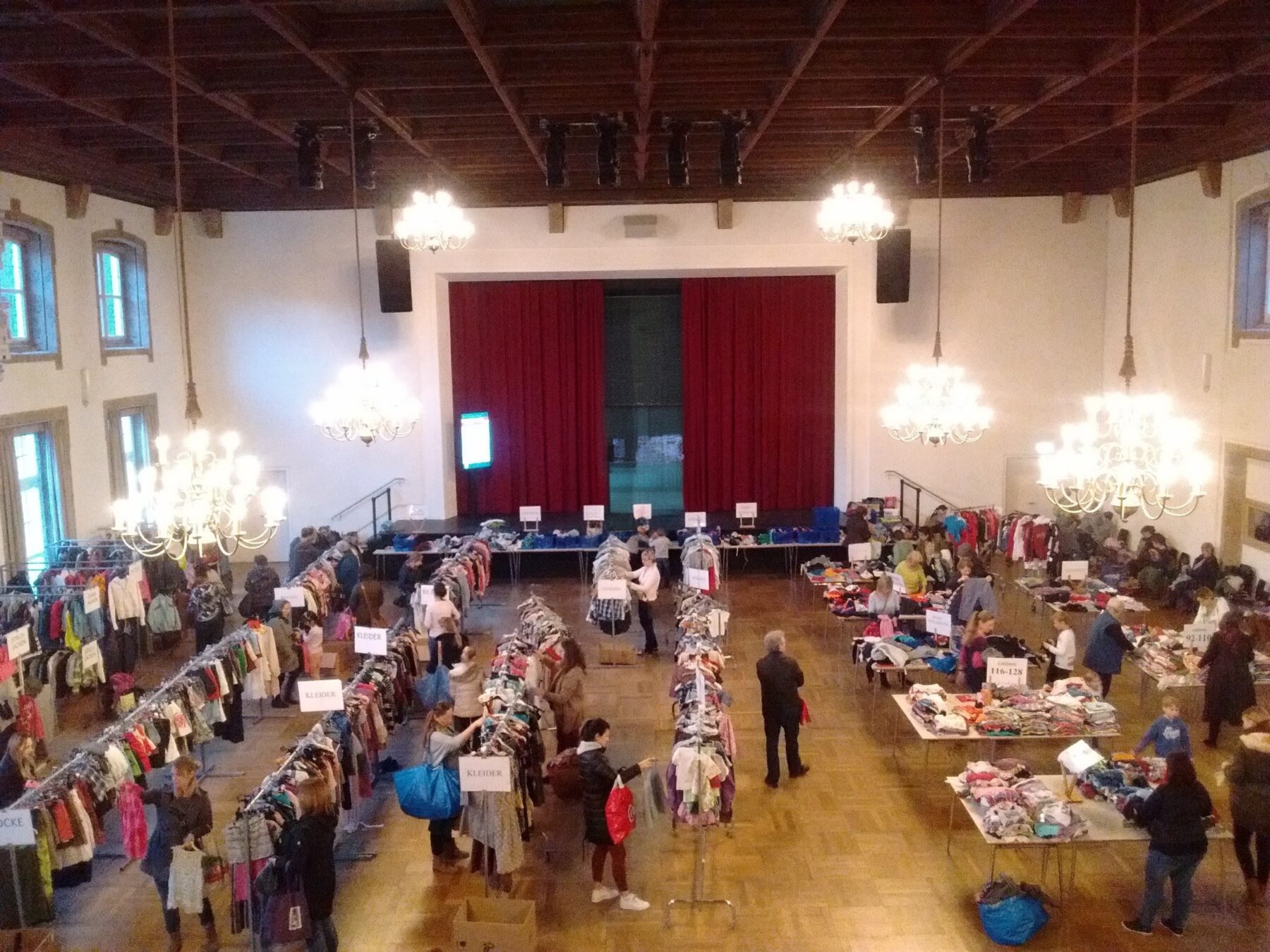 Kinderkleiderbasar Stadtsaal bearb ©S Ressel