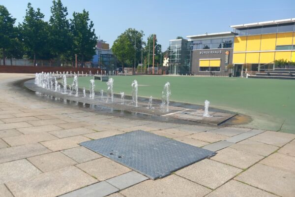 PM 142 Bürgerplatz Grüner Platz Sanierung Brunnen Foto: Tiefbauamt Stadt Burghausen Bürgerplatz Brunnen
