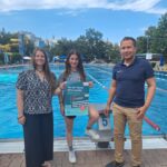 Familien  und Sozialreferentin Johanna Schachtl, Giulia Cavazzuti von der Kindersportschule des SV Wacker und Bäderleitung Stefan Sajdak freuen sich über die gute Zusammenarbeit und sorgen mit Sicherheit für Schwimmspaß  Fotocredit: Stadt Burghausen