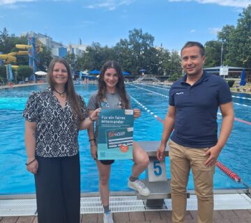 Familien  und Sozialreferentin Johanna Schachtl, Giulia Cavazzuti von der Kindersportschule des SV Wacker und Bäderleitung Stefan Sajdak freuen sich über die gute Zusammenarbeit und sorgen mit Sicherheit für Schwimmspaß  Fotocredit: Stadt Burghausen