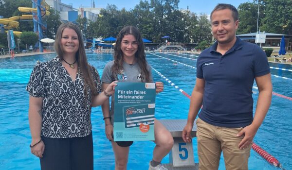 Familien- und Sozialreferentin Johanna Schachtl, Giulia Cavazzuti von der Kindersportschule des SV Wacker und Bäderleitung Stefan Sajdak freuen sich über die gute Zusammenarbeit und sorgen mit Sicherheit für Schwimmspaß. Fotocredit: Stadt Burghausen