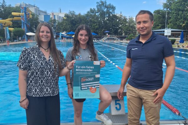PM 143 Schwimmkurse 2026 in Burghausen Familien- und Sozialreferentin Johanna Schachtl, Giulia Cavazzuti von der Kindersportschule des SV Wacker und Bäderleitung Stefan Sajdak freuen sich über die gute Zusammenarbeit und sorgen mit Sicherheit für Schwimmspaß. Fotocredit: Stadt Burghausen