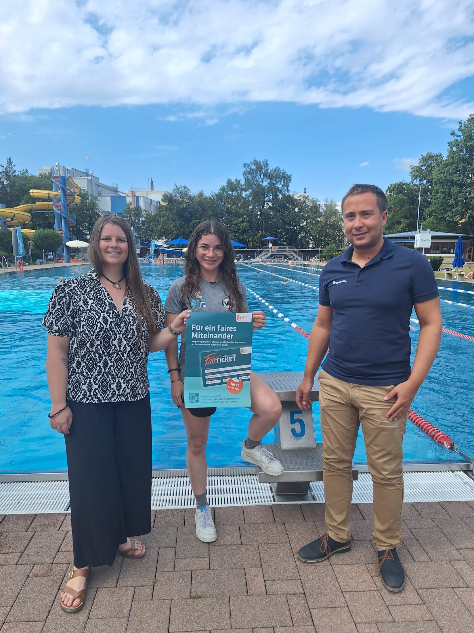 Familien und Sozialreferentin Johanna Schachtl, Giulia Cavazzuti von der Kindersportschule des SV Wacker und Bäderleitung Stefan Sajdak freuen sich über die gute Zusammenarbeit und sorgen mit Sicherheit für Schwimmspaß Fotocredit: Stadt Burghausen