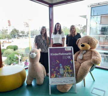 Familien & Sozialreferentin Johanna Schachtl (v l n r ), Christine Auberger und Judith Nitsch vom Haus der Familie freuen sich auf viele Kinder und Jugendliche, die ihre Spielsachen verkaufen  Fotocredit: Stadt Burghausen/Haus der Familie
