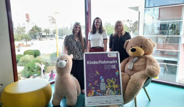 Familien-& Sozialreferentin Johanna Schachtl (v.l.n.r.), Christine Auberger und Judith Nitsch vom Haus der Familie freuen sich auf viele Kinder und Jugendliche, die ihre Spielsachen verkaufen. Fotocredit: Stadt Burghausen/Haus der Familie