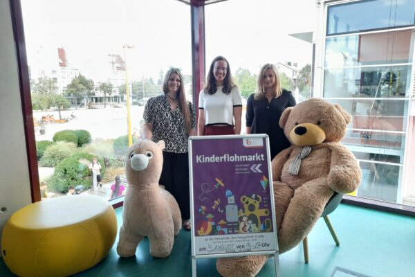 Familien-& Sozialreferentin Johanna Schachtl (v.l.n.r.), Christine Auberger und Judith Nitsch vom Haus der Familie freuen sich auf viele Kinder und Jugendliche, die ihre Spielsachen verkaufen. Fotocredit: Stadt Burghausen/Haus der Familie